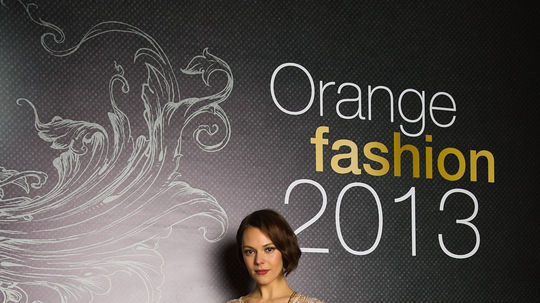 Topmodelka Kinga Rajzak v šatách z kolekcie...