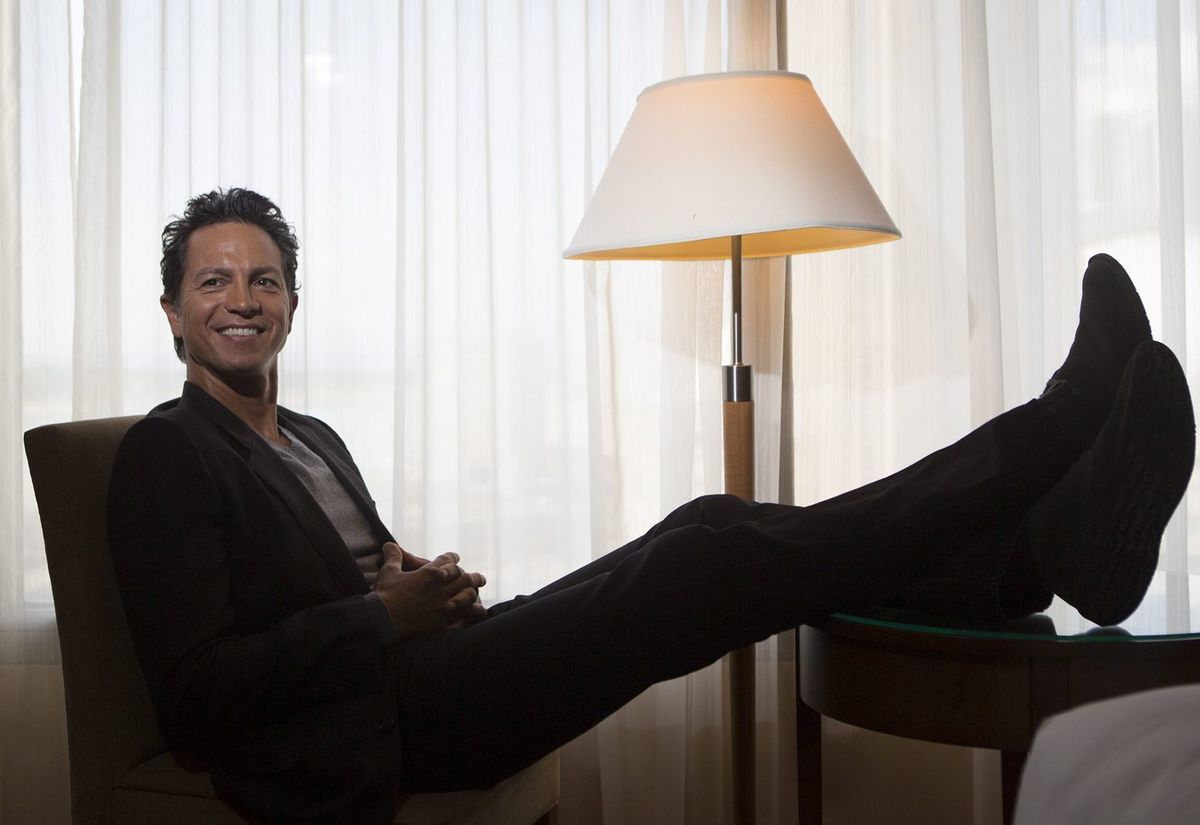 Herec Benjamin Bratt.