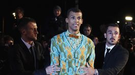 Dvaja ochrankári priniesli na červený koberec...