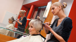 Chystáte sa ku kaderníkovi? 3 dôvody, prečo je dobré strihať suché vlasy 