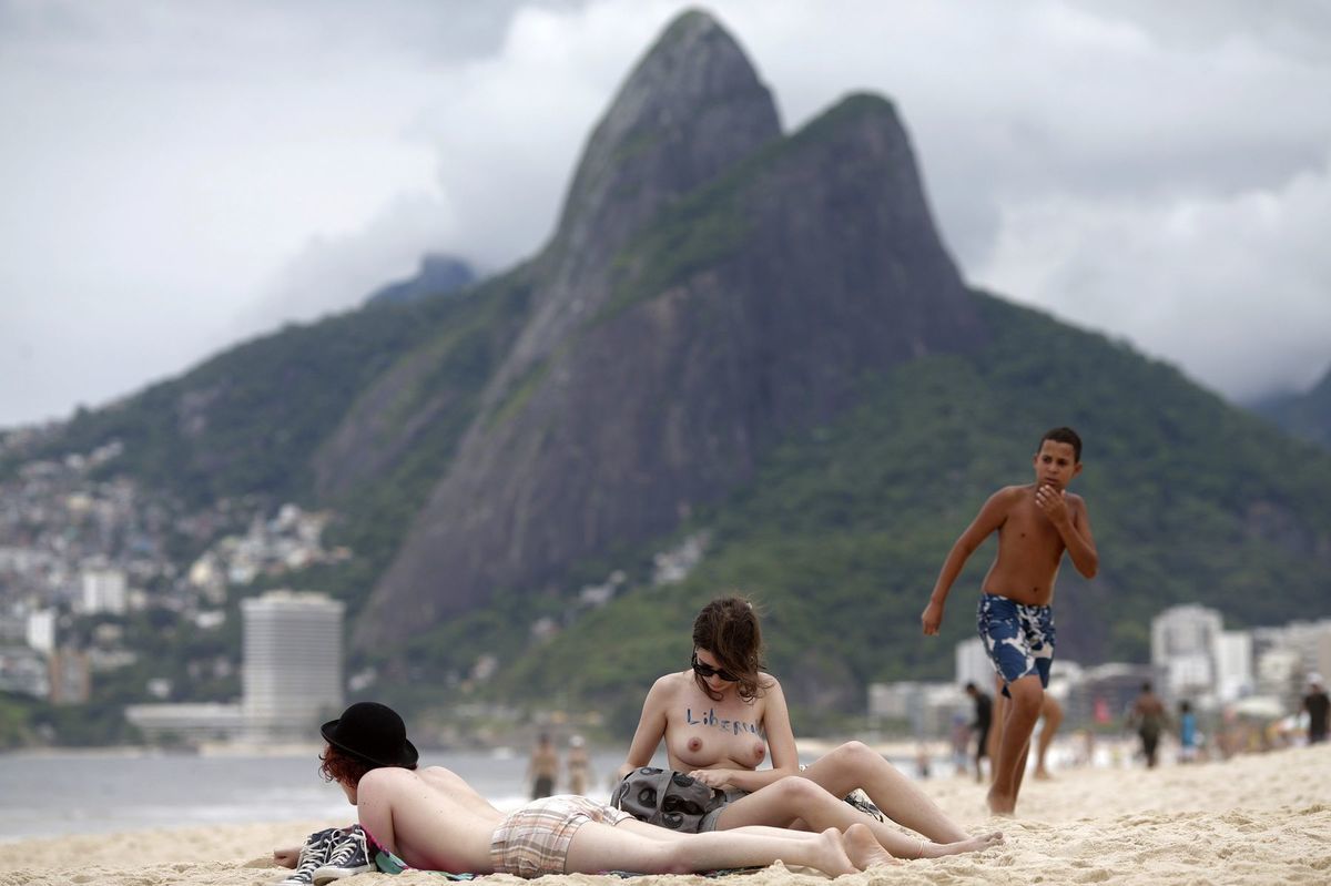 Сегодня на пляже не очень весело обнаженным людям
