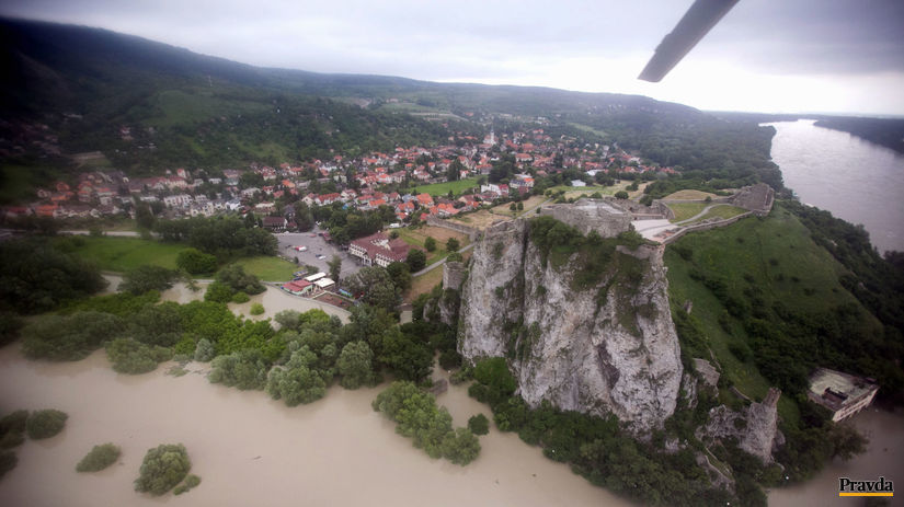 Snímka zaplaveného Devína z vrtuľníka...