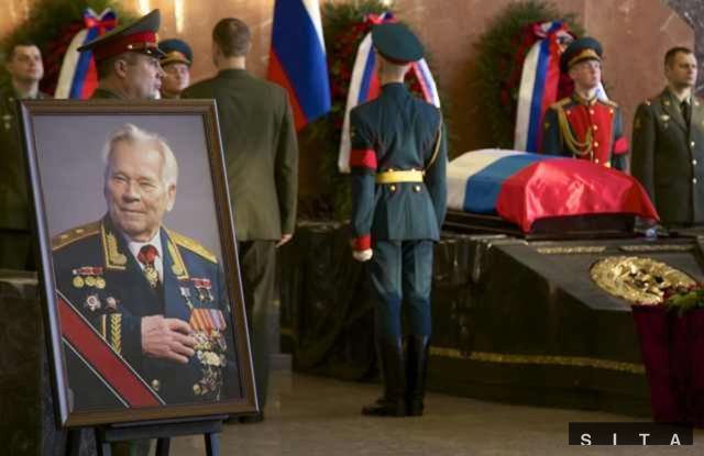 Čestná stráž pri rakve Michaila Kalašnikova.