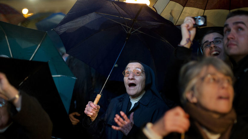 Reakcia mníšky na biely dym, ktorý stúpal z...