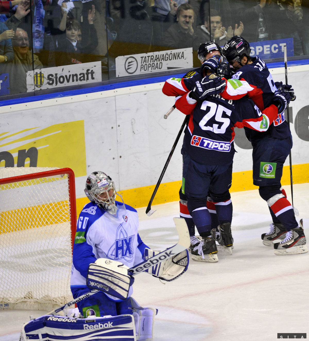 Hráči Slovana oslavujú gól v sieti brankára...