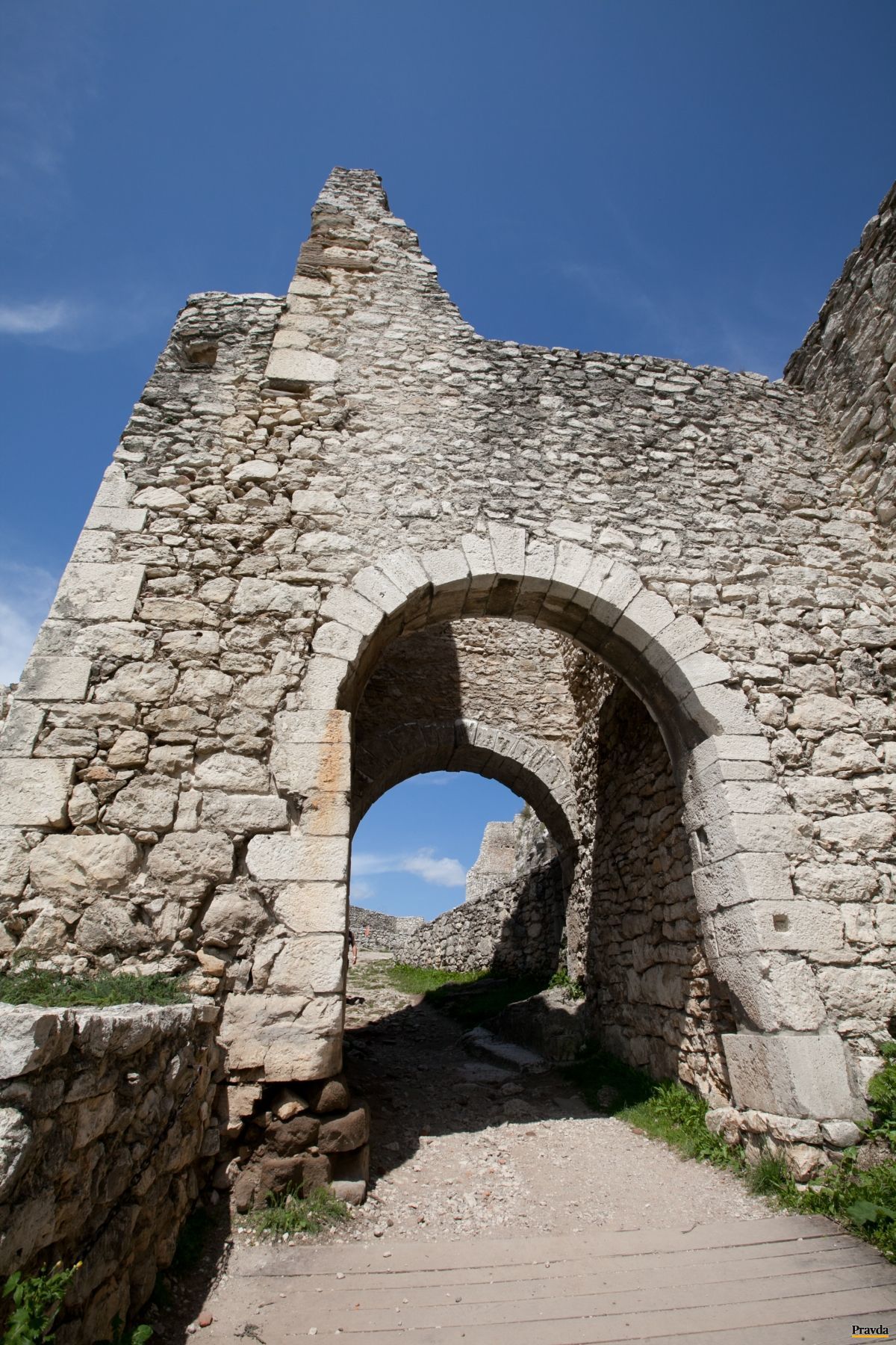 Spišský hrad priťahuje turistov z celého sveta...