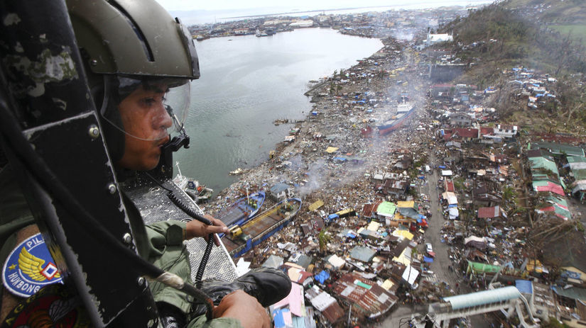 Filipínsky letec sa pozerá z vrtuľníka na mesto...