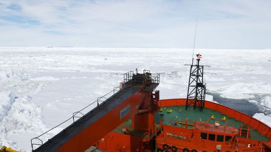 Čínsky ľadoborec Xue Long (Snežný drak) v...