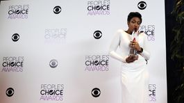 Jennifer Hudson bozkáva cenu, ktorú dostala za...