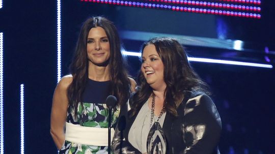 Sandra Bullock (vľavo) a Melissa McCarthy si...