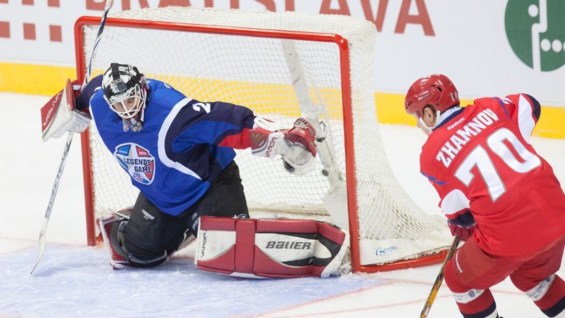 Český brankár Petr Bříza a Alexej Žamnov.