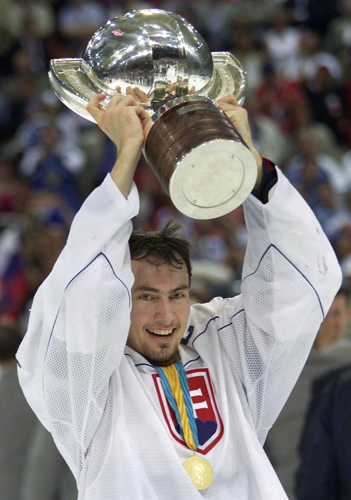 Miro Šatan aj s trofejou pre majstrov sveta.