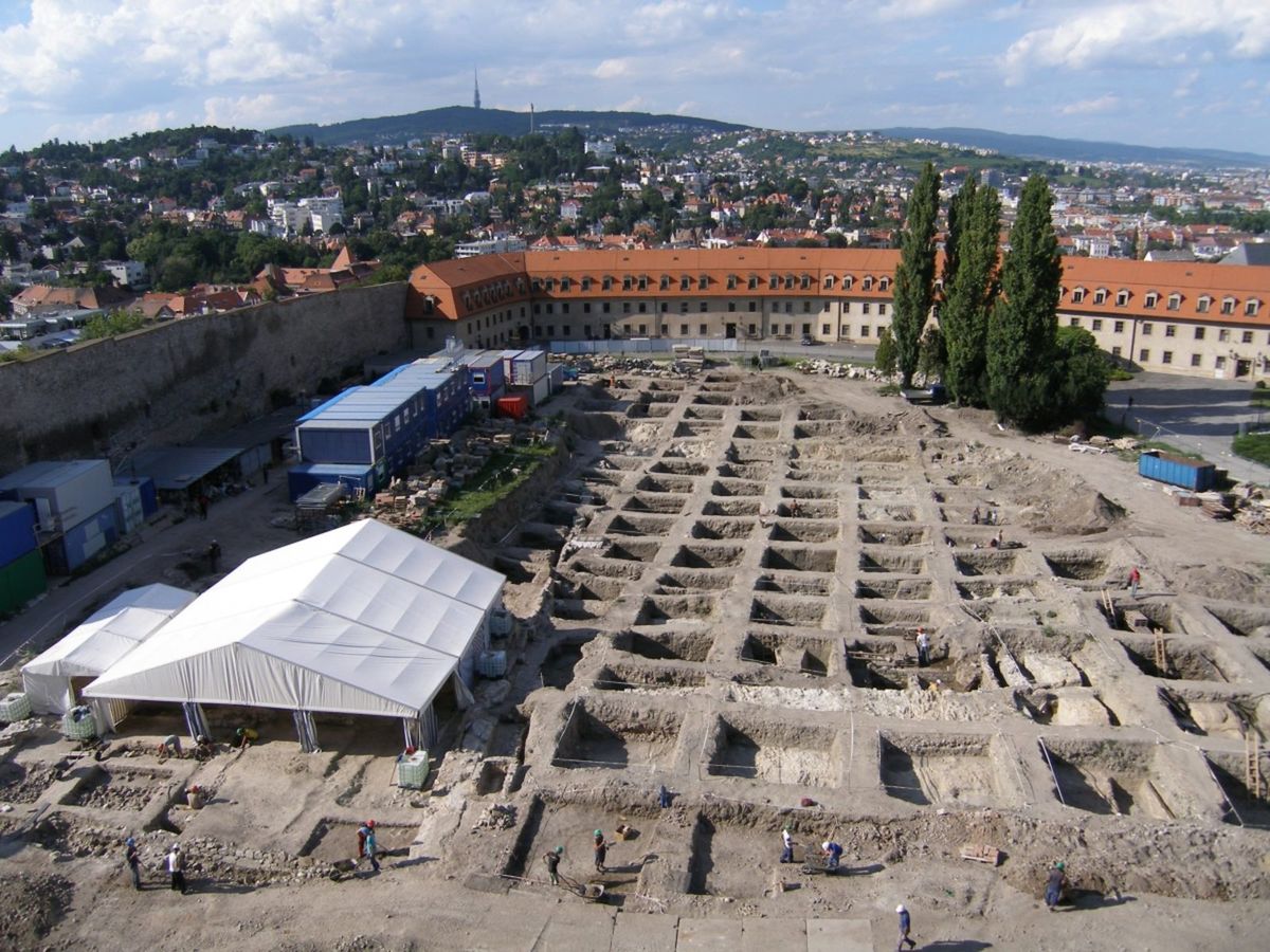 Pohľad na vykopávky na Bratislavskom hrade v...