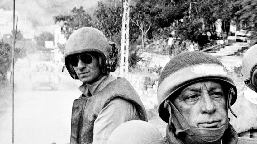 Ariel Šaron v roku 1982 vedie armádne vozidlo...