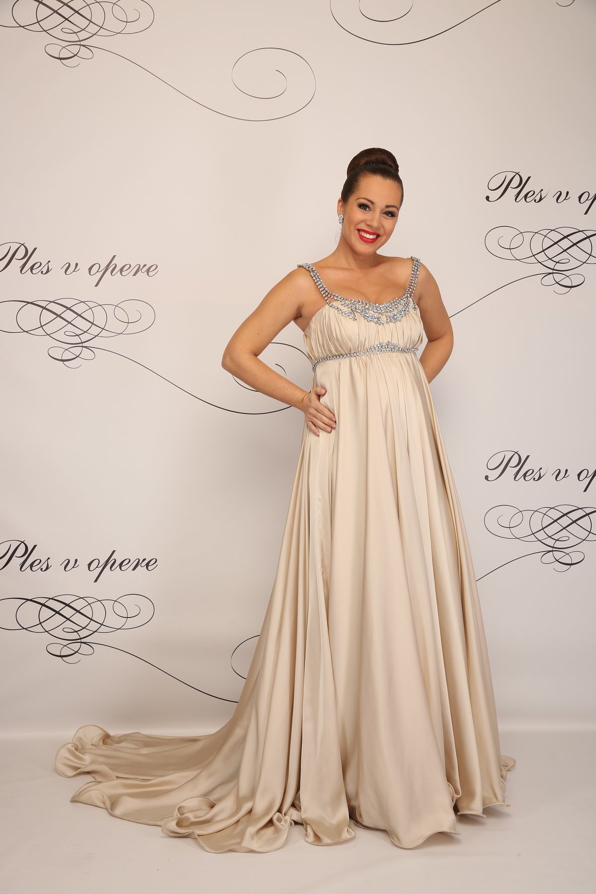 Tehotná operná diva Adriana Kučerová v šatách,...