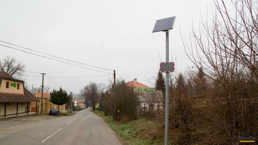 Na začiatku obce je merač rýchlosti, no ten v...