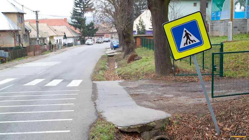 Na priechod pred školou a pohyb detí upozorňujú...