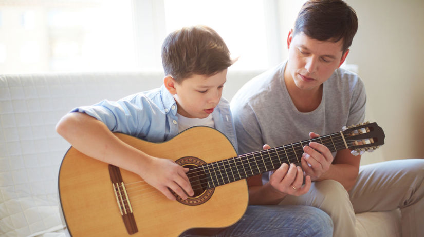gitara - dieťa hrá na gitare