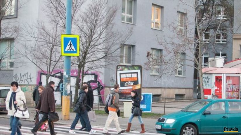 V druhej polovici priechodu musia chodci dávať...