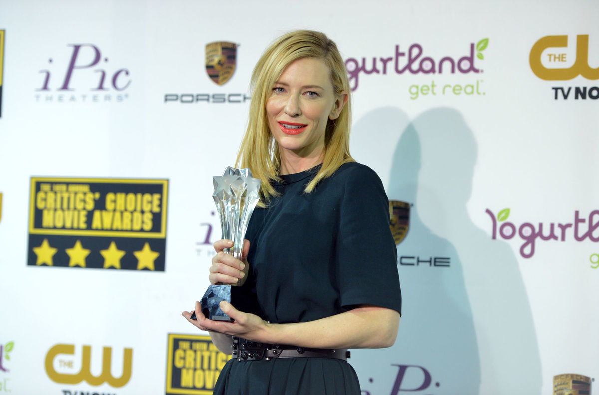 Herečka Cate Blanchett pózuje s cenou za výkon...