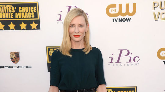 Herečka Cate Blanchett v machovozelených šatách...