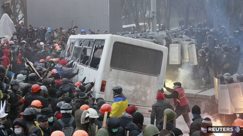 Ukrajina, Kyjev, demonštrácie, autobus
