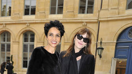 Farida Khelfa (vľavo) a Carla Bruni Sarkozy 