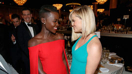 Lupita Nyong'o (vľavo) sa zhovára s Reese Witherspoonovou. 