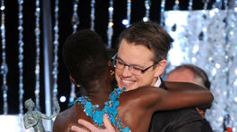 Matt Damon objíma herečku Lupitu Nyong'o