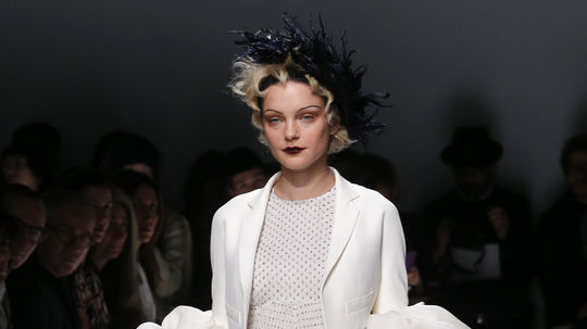 Modelka v kreácii Schiaparelli Couture -...