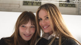 Schiaparelli Couture - jar-leto 2014 - Paríž - Carla Bruni Sarkozy (vľavo) a Elle MacPherson