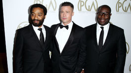 Steve McQueen (vpravo) a herci Chiwetel Ejiofor (vľavo) a Brad Pitt
