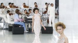 Prehliadka módneho domu Chanel - kolekcie Haute Couture - jar-leto 2014 v Paríži.