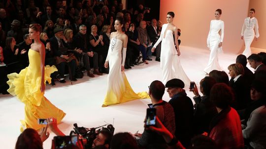 Defilé prehliadky Stephane Rolland Couture -...