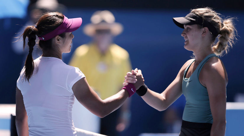 Na Li (vľavo) prijíma gratuláciu od Eugenie...