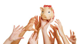 Ľudia sa sami oberajú o výnosy. Väčšinu peňazí majú na bežných účtoch