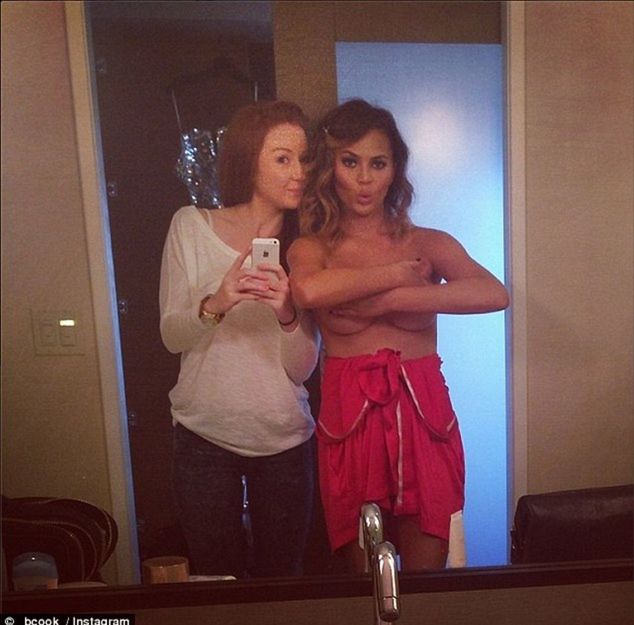 Modelka Chrissy Teigen (vpravo) sa takto...