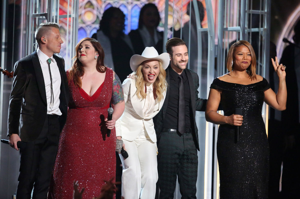 Zľava: raper Macklemore, Mary Lambert, Madonna,...
