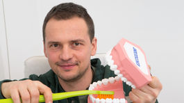 Bozk je intímny akt, tak sa o zuby starajte