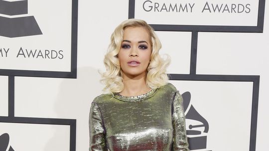Speváčka Rita Ora v metalických šatách Lanvin. 