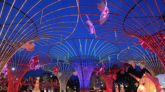 Muž sa prechádza v malajzskom Zen budhistickom...