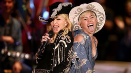 Miley Cyrus (vpravo) a Madonna