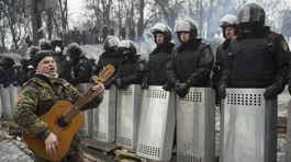 ukrajina, kyjev, gitara, policajti, protesty, demonštrant