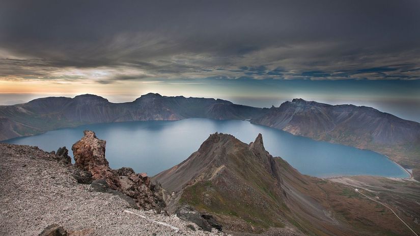 Kaldera sopečného vrchu Pätkusan, najvyššej...