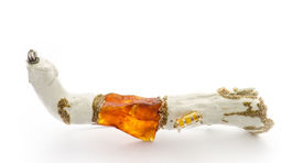 Brošňa White Electron - naplavené drevo z Indie. 