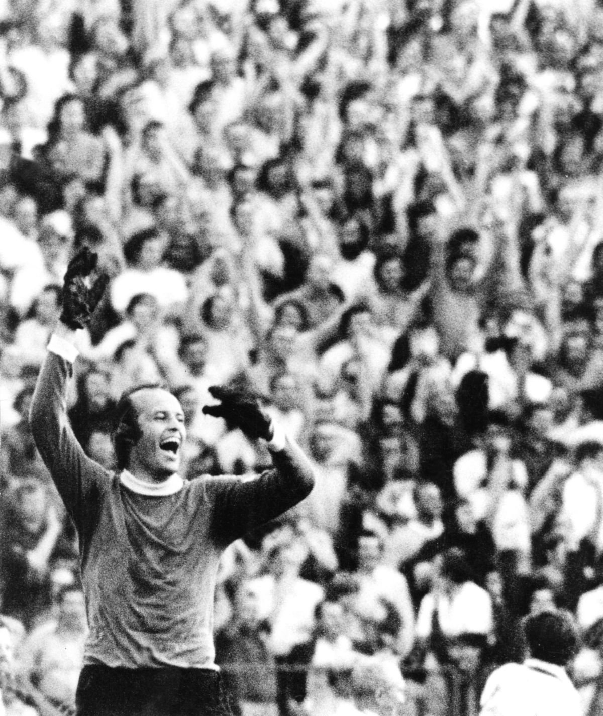 Pred zaplnenými tribúnami.