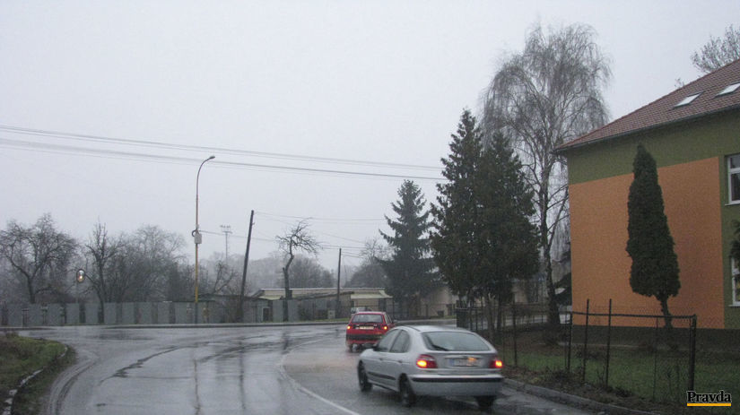 Za zákrutou je hneď priechod pre chodcov. Tieto...