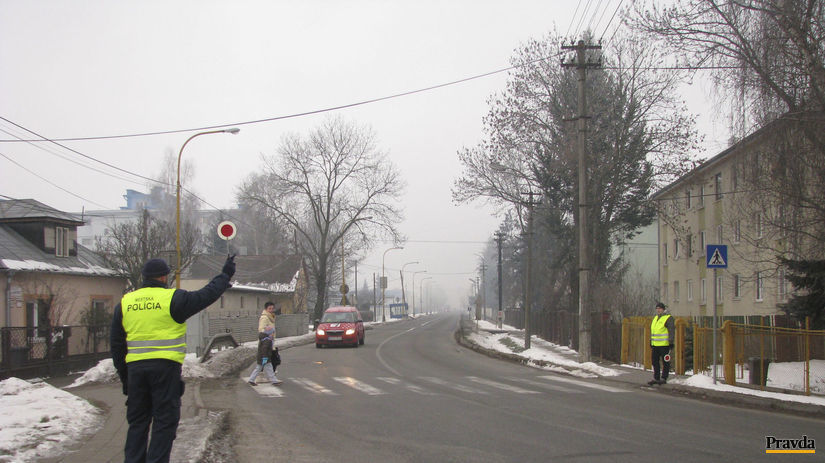 Policajti pri priechode.