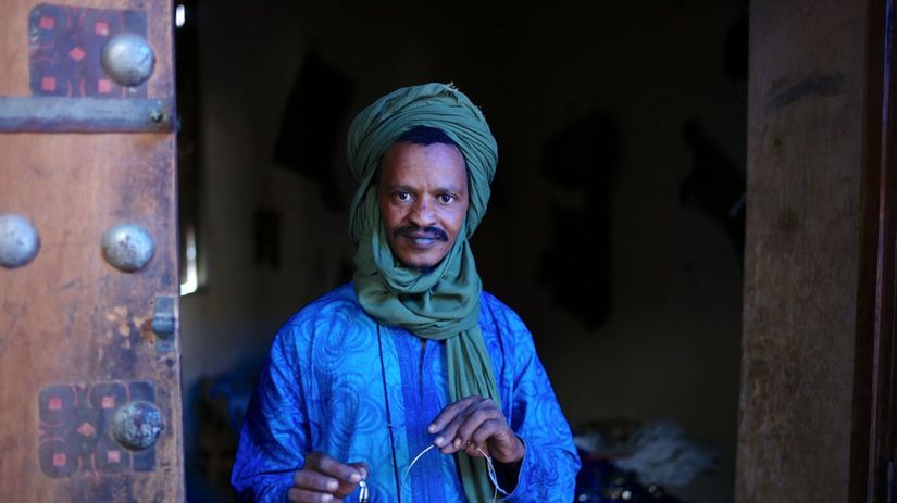 Predavač šperkov Tuareg v Timbuktu má viacero...