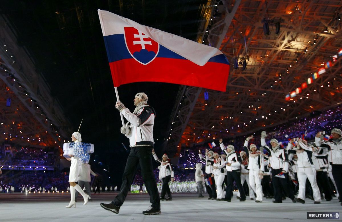 Hokejový obranca Zdeno Chára nesie slovenskú...